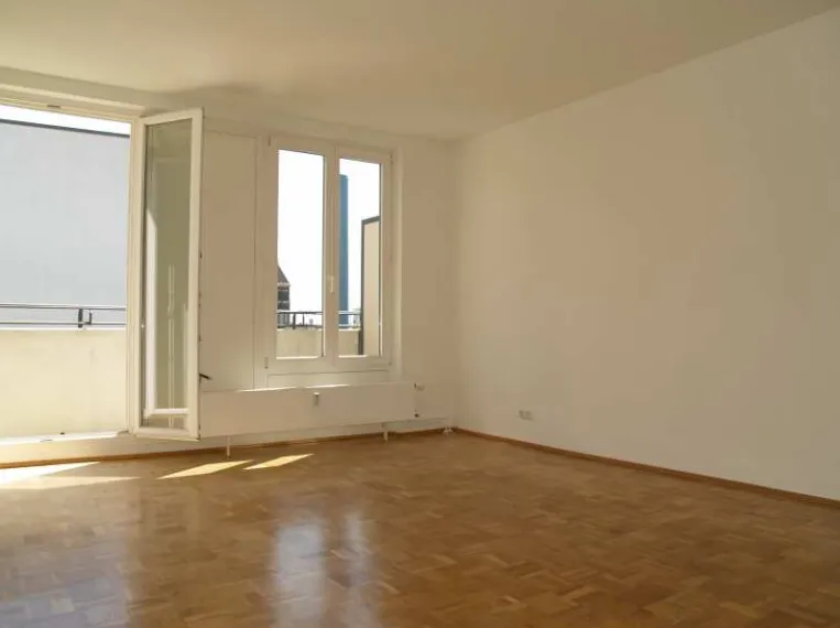 Zentrale, helle Wohnung, drei Zimmer, Balkon, Tiefgarage, Berlin-Mitte — photo 1